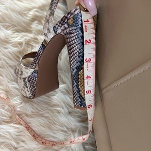 NWOT Steve Madden, multicolored snake, print sandals